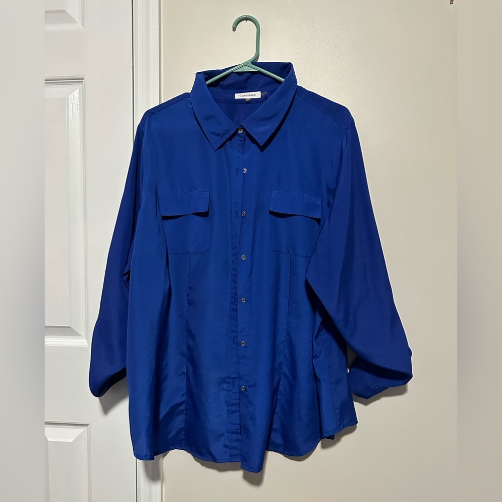 Women’s 2X Blue blouse. Can pull up sleeves slightly.